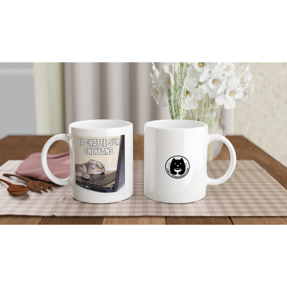 mugs chat coquin sur l'ordinateur